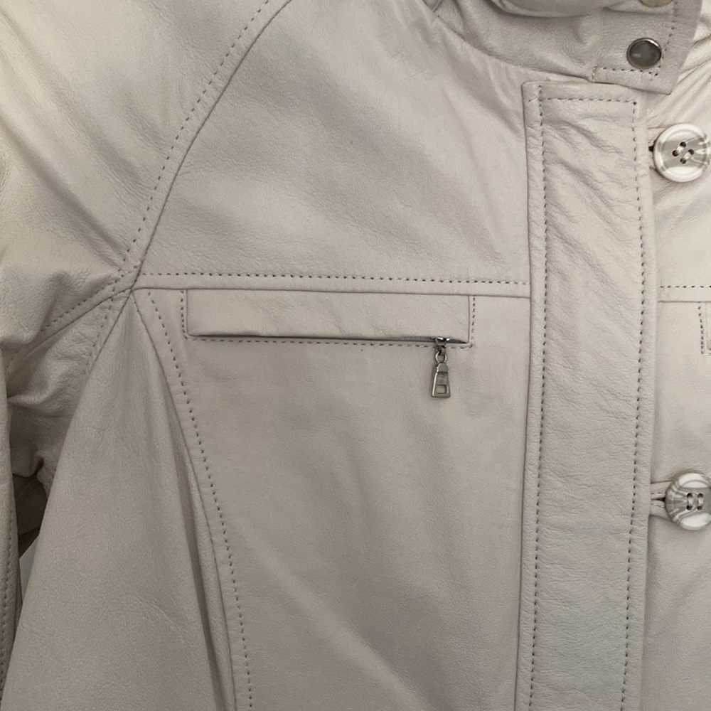 Danier leather coat - Picture 4 of 10